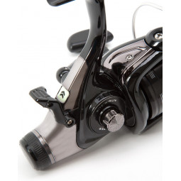 DAIWA Black Widow BR A naviják s baitrunnerem